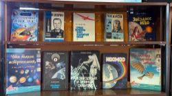 Человек шагает в космос.